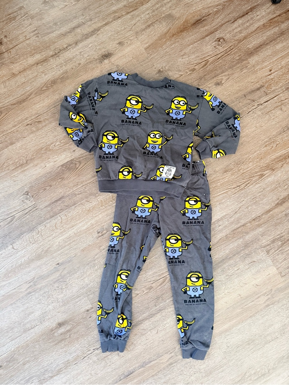 Boys H&M minion sweat suit set size 6/7
